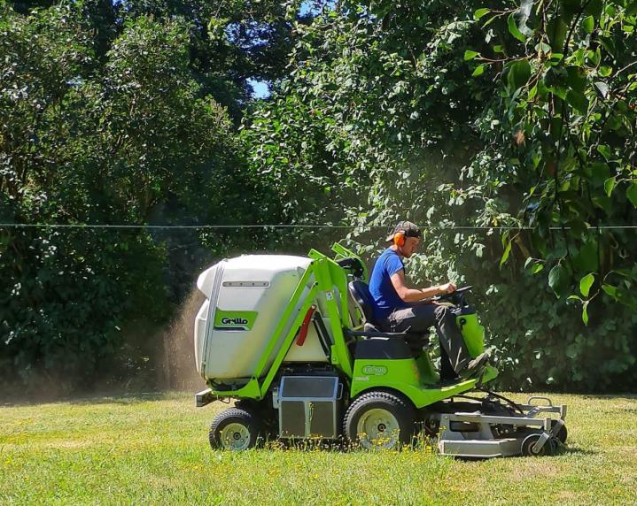 Confiez la taille de vos arbres fruitiers et ornementaux à nos élagueurs qualifiés.