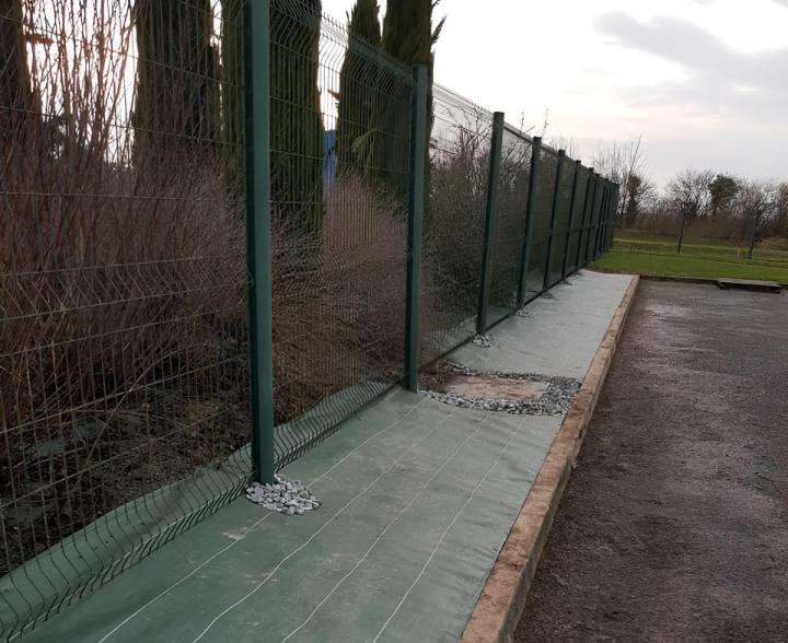 Nous intervenons pour poser des clôtures et aménager des jardins.